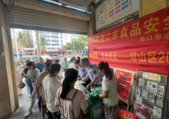 工做人员向群众沉点食物标签识别、过时食物措